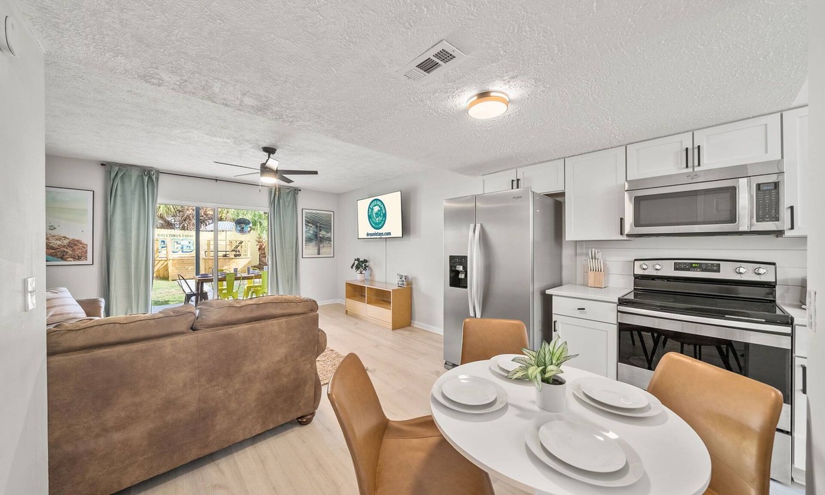 Holiday Beach House | Pool + Games + Outdoor Dining + Walk to the Beach - The Disco Dolphin PCB