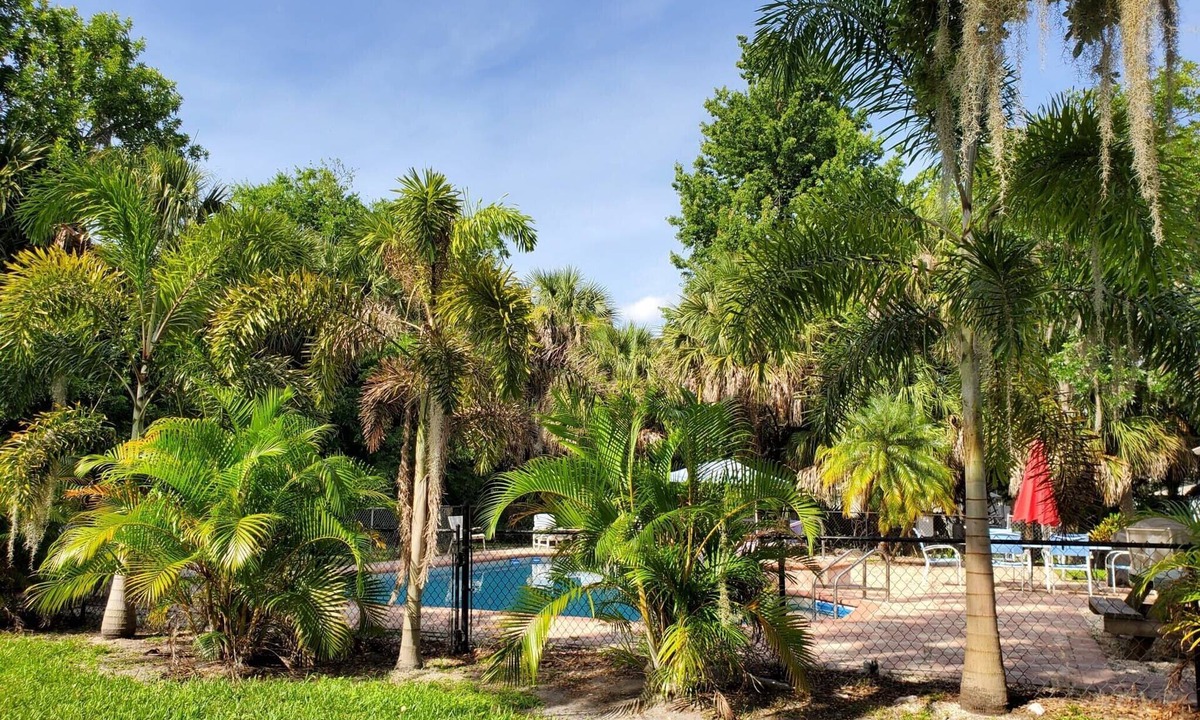 Florida Shores House | POOL. HOTTUB, GRILL,PETS F.YARD, New Smyrna Beach close.