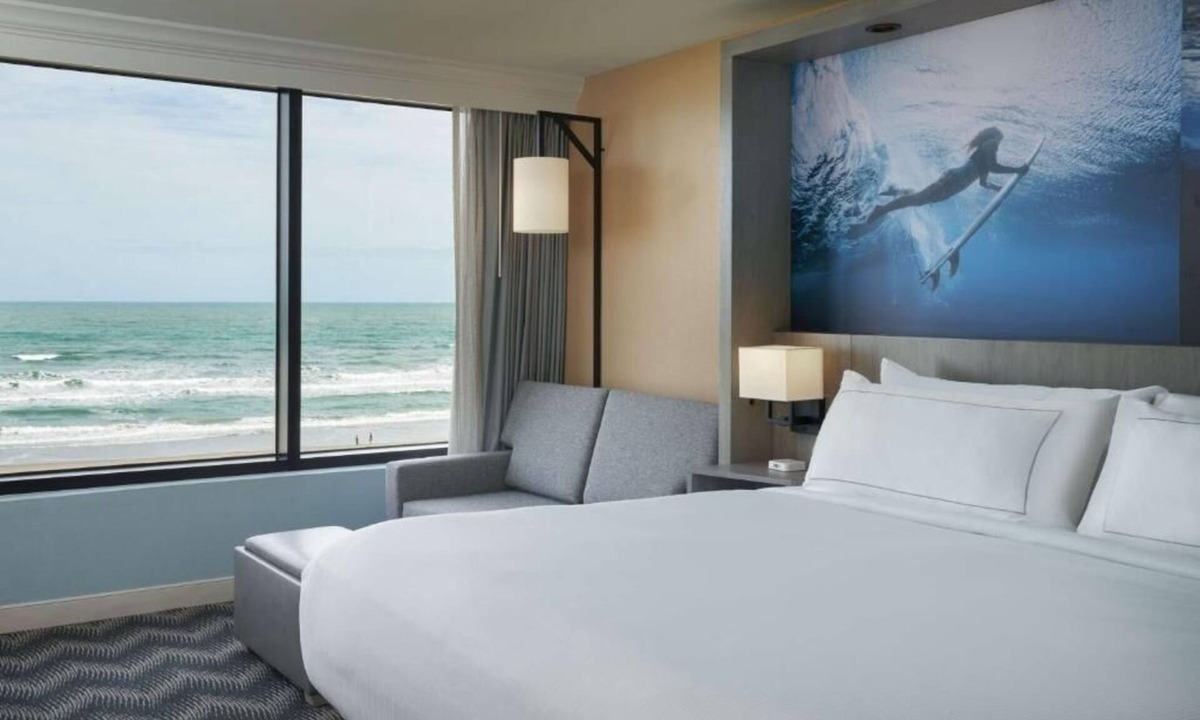 Cocoa Beach Hotel | Premier Oceanfront King Room | Pool | Snorkeling, Bike Rides & Ocean Dining