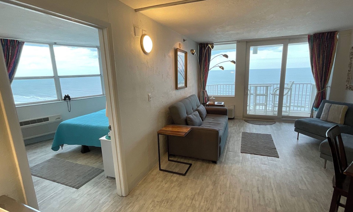 Lenox Park Resort | Priced 50% off. Beach-Corner Oceanfront Suite Penthouse view Harbour Beach 814