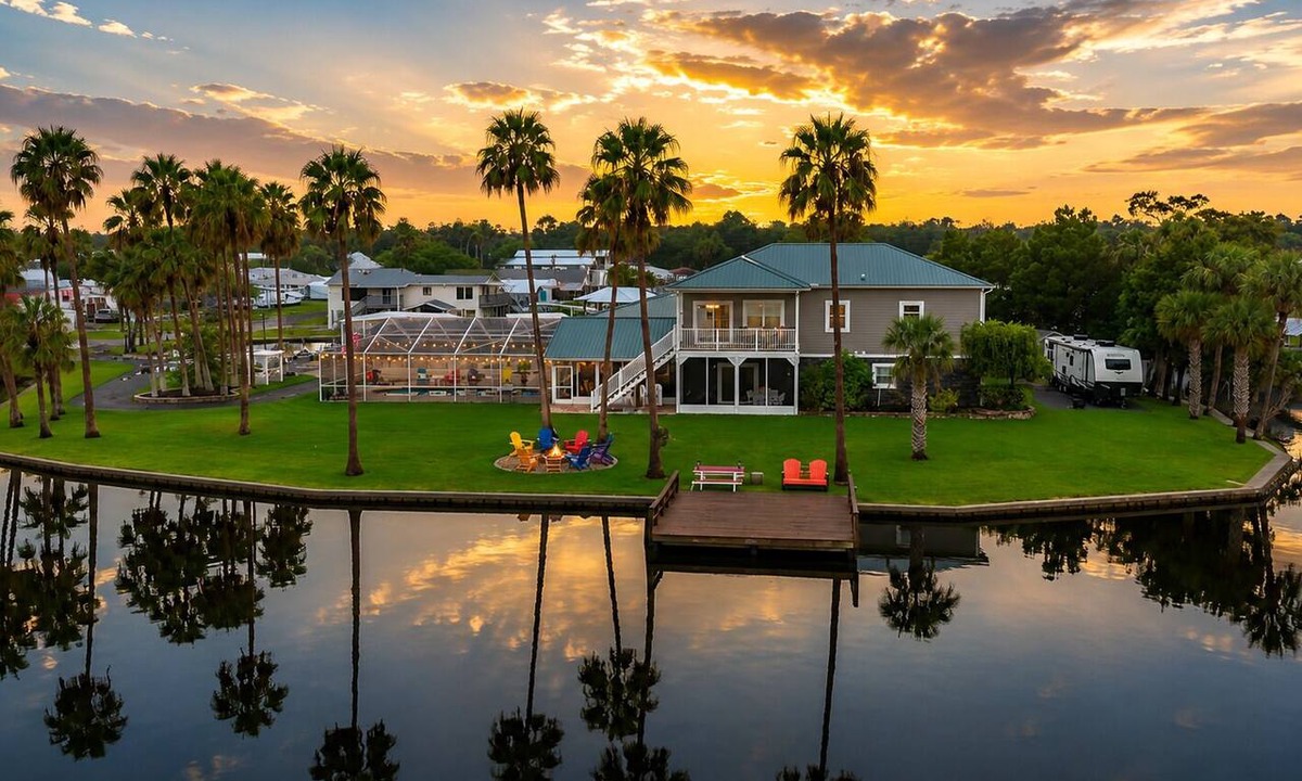 Homosassa House | Private 1-Acre Waterfront Peninsula on the Homosassa River.