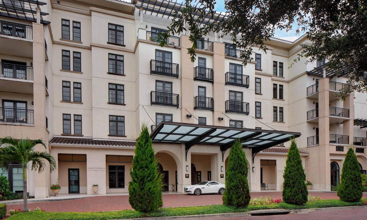 Winter Park Hotel | Private Balcony in Award Winning Hotel, Roof-top Pool, Close to Rollins College