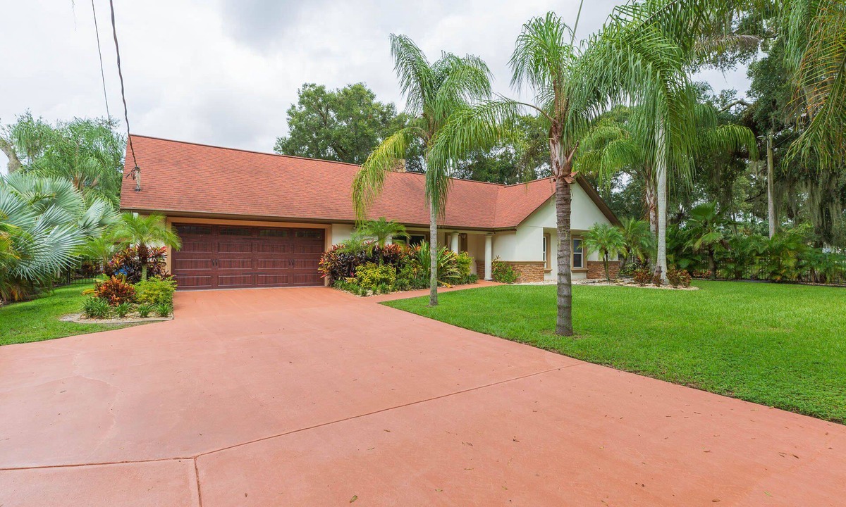 Limona Improvement House | Private Brandon Oasis Family home w/Full outdoor kitchen & Bar+ Game room