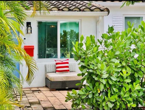 Croissant Park House | Private Fort Lauderdale cottage