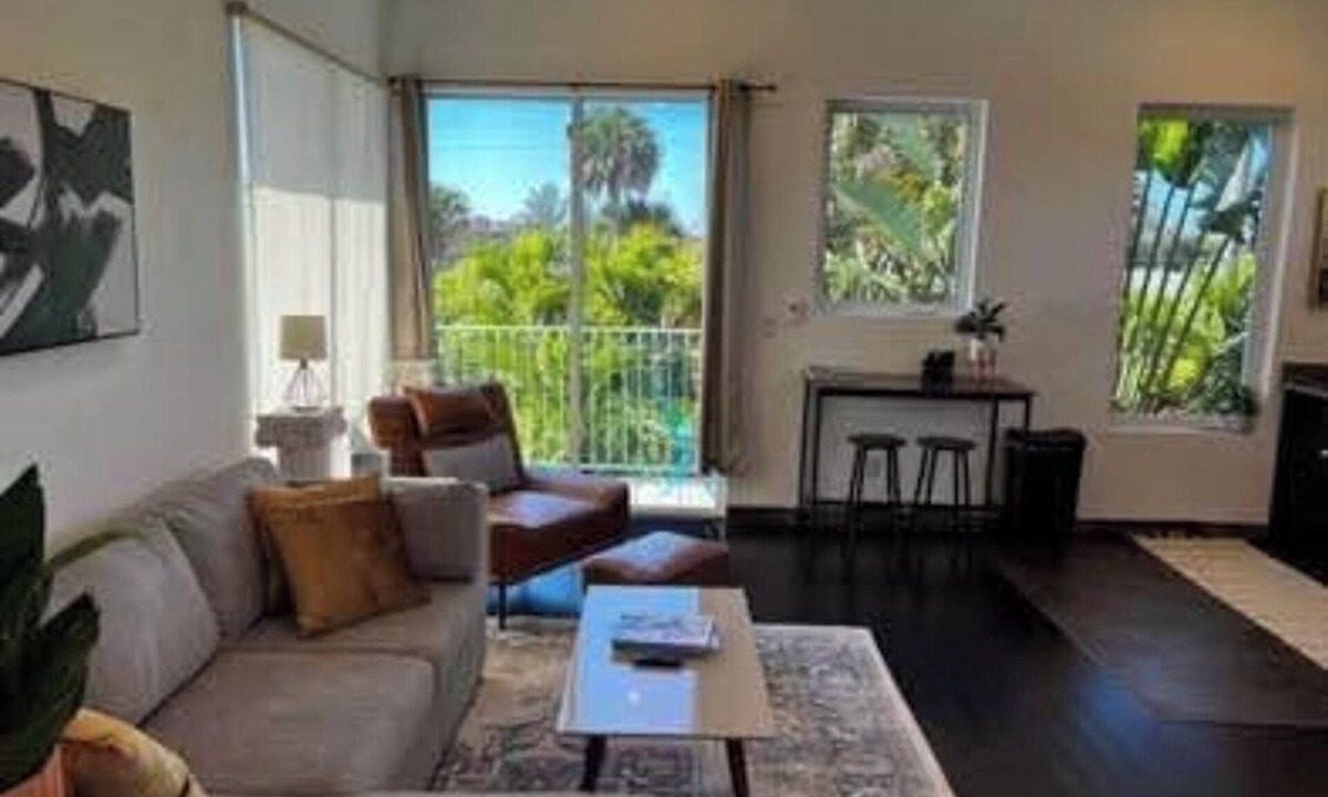 East Naples Apartment | Private Tree Top studio - 1 mile to 5th Ave, all the action & Naples Beach!