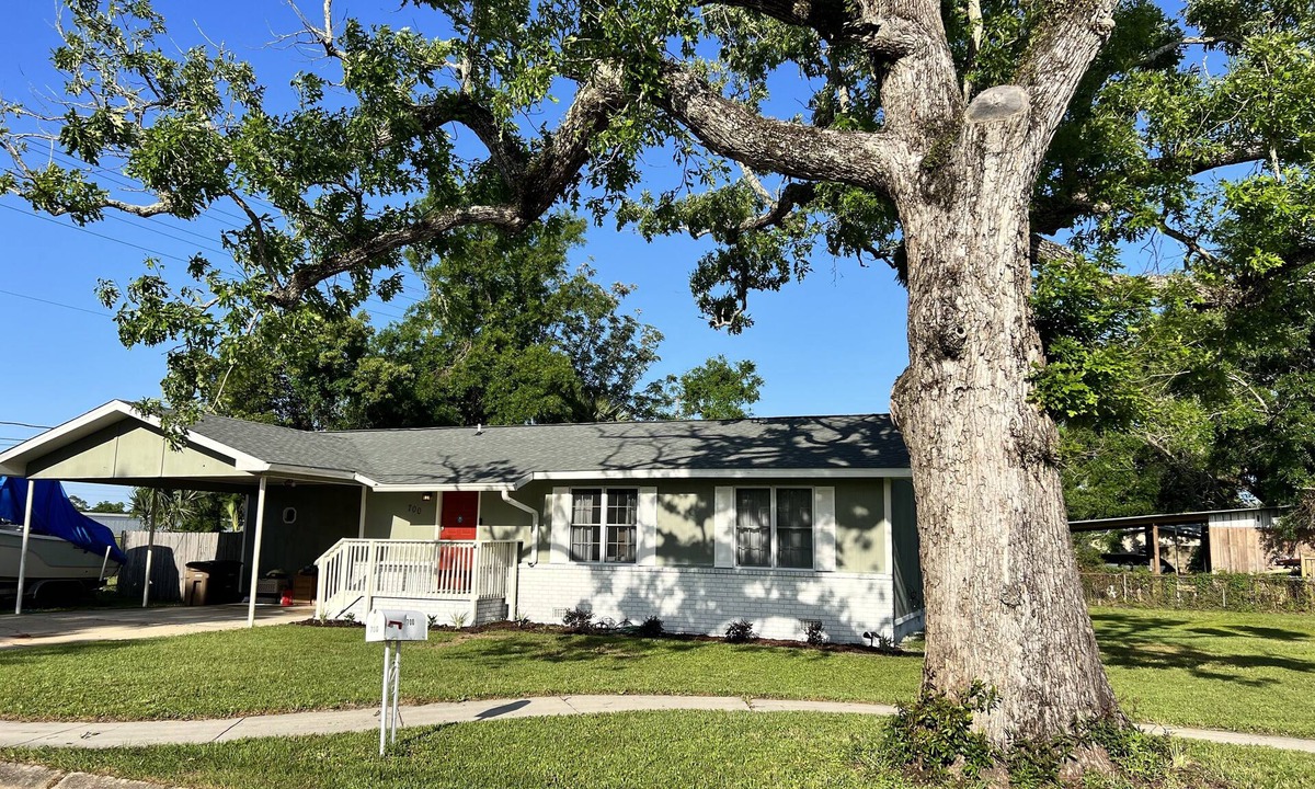 Sanders Beach House | Quaint Bay Cottage close to Downtown and NAS!