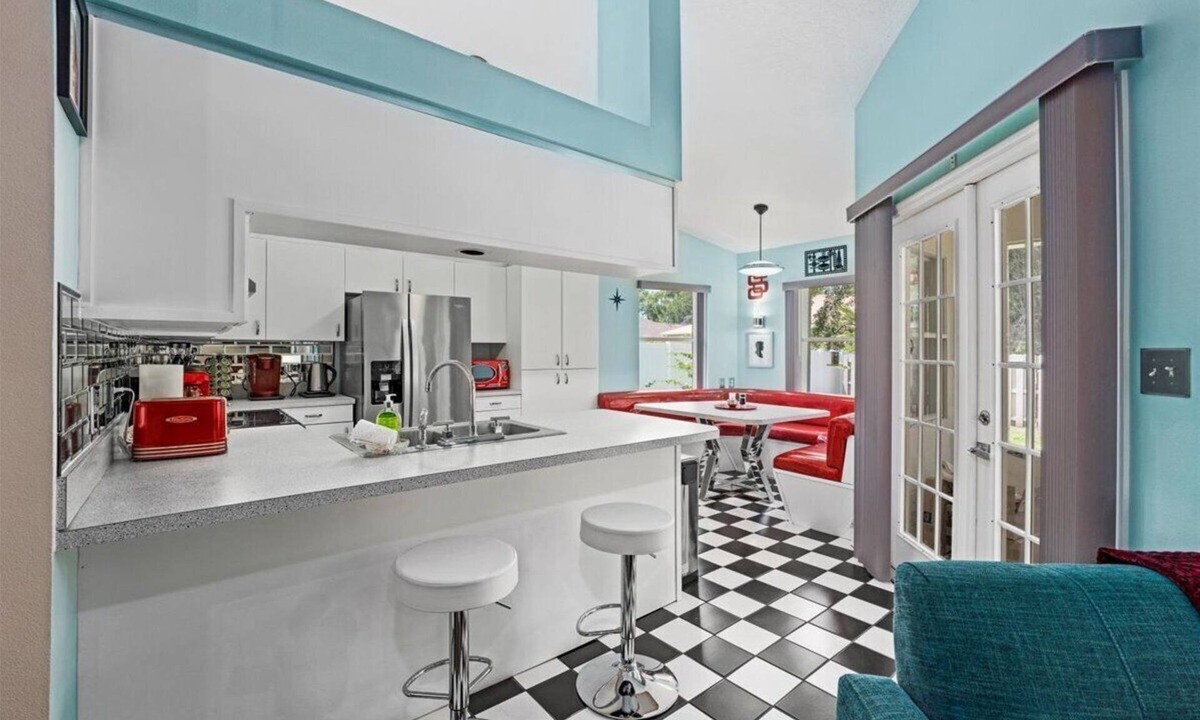 Cocoa House | Quirky house central to stadium/theme parks/KSC/beach/port - 5 star home