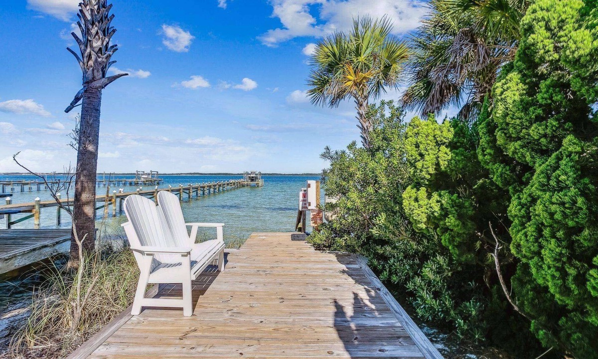 Villa Primera House | *Reduced Rates* Sunshine and Sand | Your Comfortable Waterfront House | Sandy Yard |Family Friendly