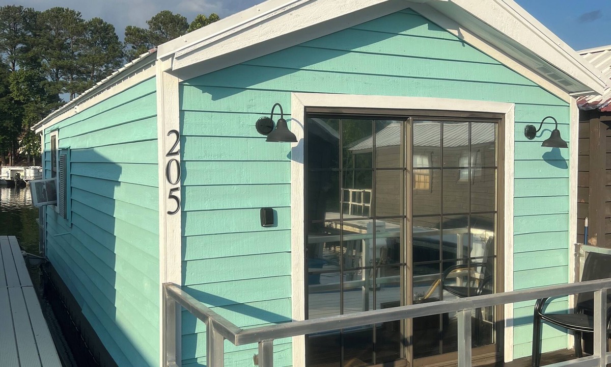 Guntersville Cabin | " Reel Cozy " Floating Cabin in Guntersville Alabama.