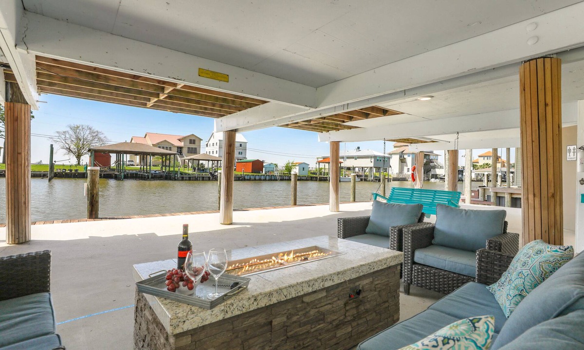 Slidell House | Relax at our lake house just 20 minutes to New Orleans!