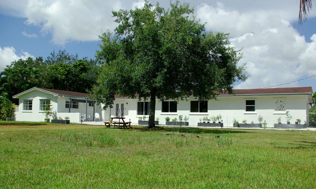 Homestead House | Relaxing Farmhouse b/w Miami & Florida Keys! Newly Renovated Family/Pet-Friendly