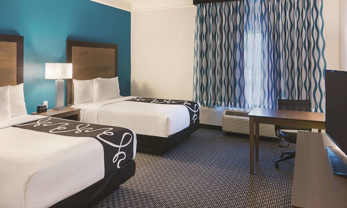 Orlando Hotel | Relaxing Queen Room near UCF w/Pool Access – Short Walk