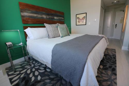 Coconut Grove Hotel | Renovated 21st Floor Private Unit located in Coconut Grove Hotel