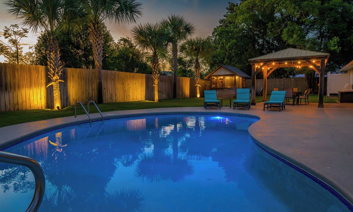 El Centro Beach House | RENOVATED BEACH HOUSE WITH PRIVATE POOL. CLOSE TO THE BEACH! GAME ROOM!