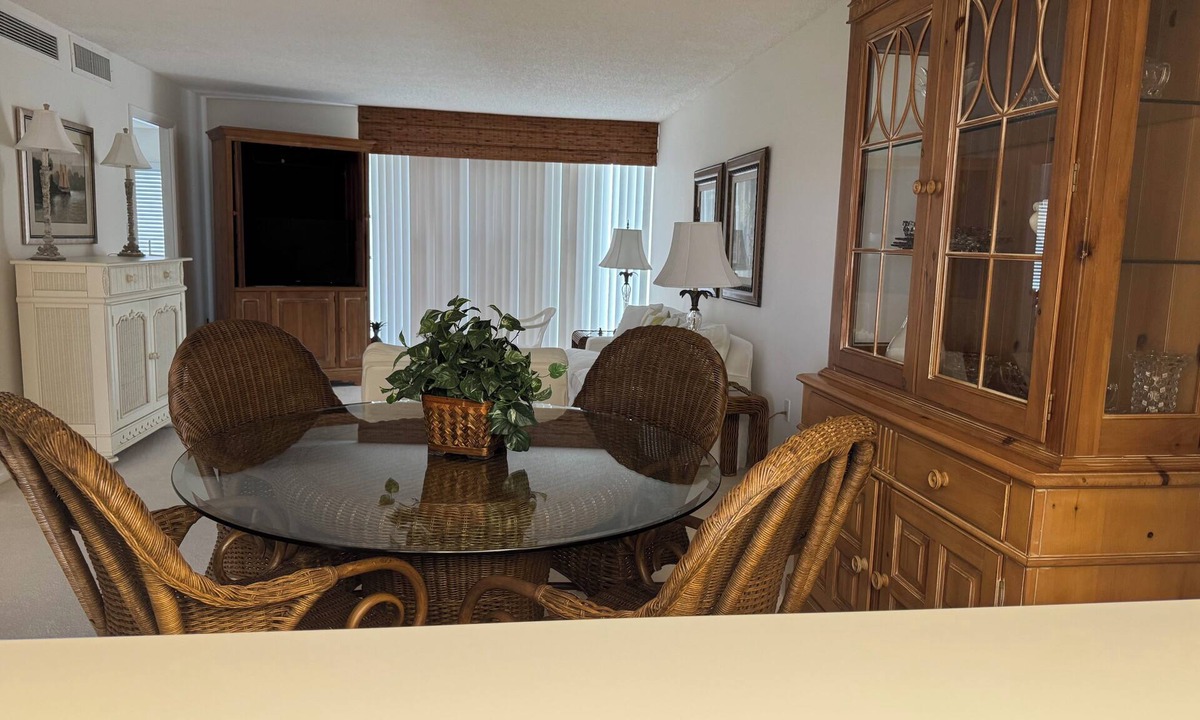 Caloosahatchee Condo | Rent full year 2 bedroom condo in Cape Coral . On canal and river Walk to park.