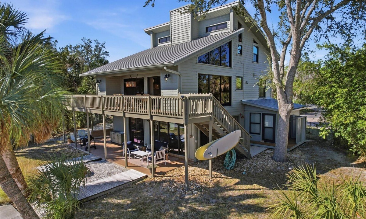 Homosassa House | River Reach - 3 Bedroom - Waterfront Retreat with Large Dock, Bar & Fire Pit