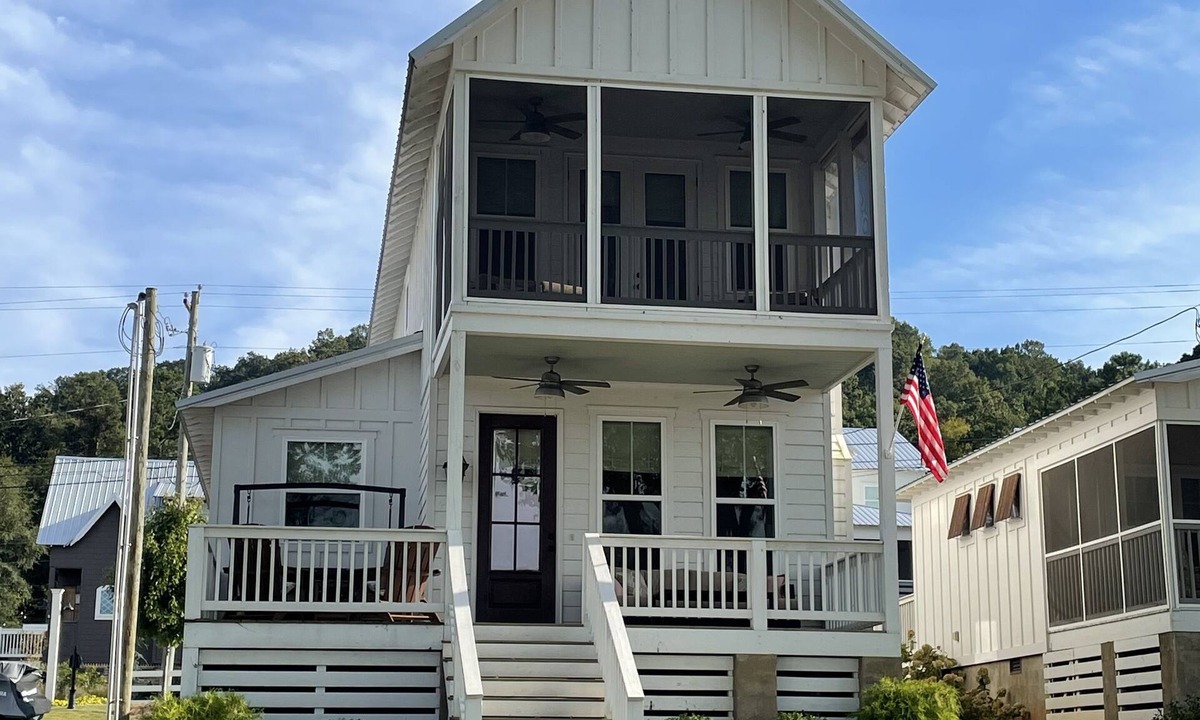 Guntersville House | River Rocks Friends Gather Here