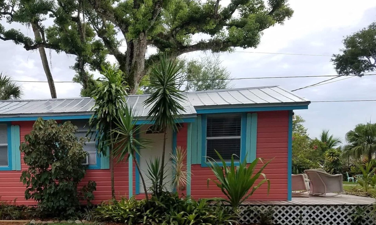 Roseland Cottage | Riverfront One Bedroom Fishing Cottage w/boat dock-Summer Specials!