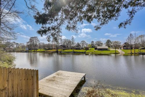 Wickliffe House | Riverfront Ventress Home w/Patio & Shared Pier