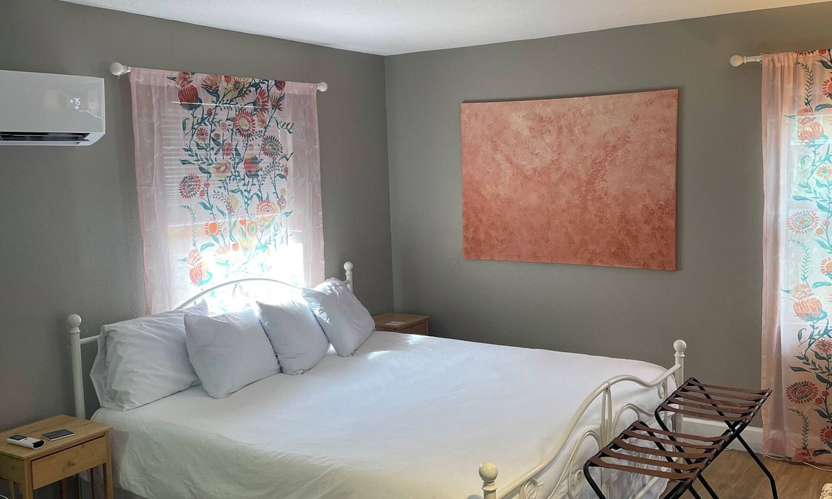 Riverside Heights Cottage | Riverside Casita: semi-private pool, spa, dock, garden oasis, 5 min to downtown!