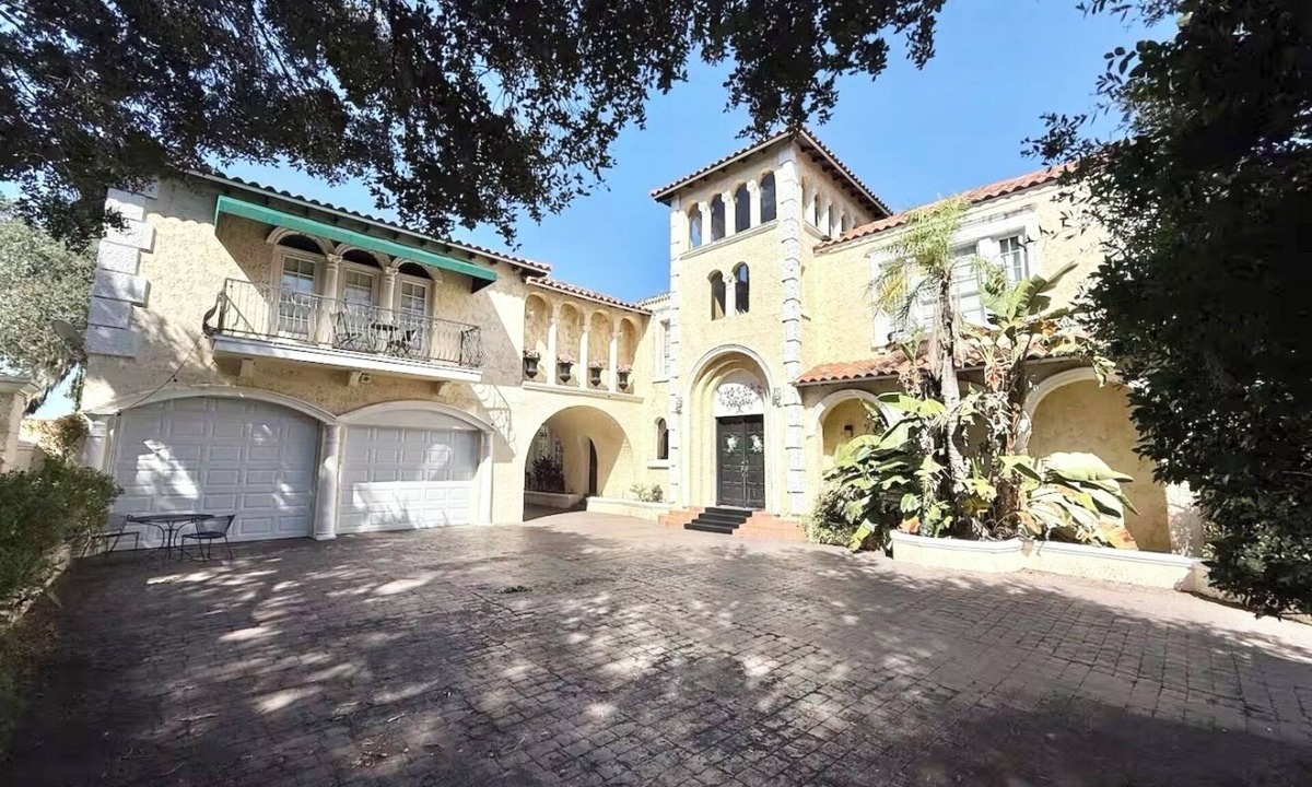 Old Seminole Heights Villa | Riverside Castle With Large Pool by Tampa Zoo & Armature Works. NO POOL PARTIES