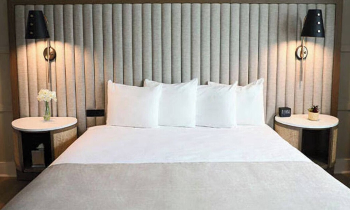 Beverly Heights Hotel | Riverside Hotel | King | Heated River Pool, Water Taxi Stop | 2 Units