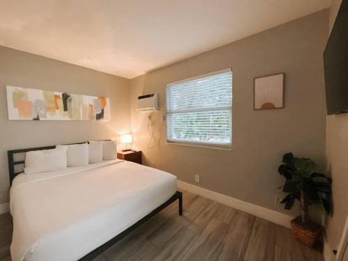 Poinciana Park Apartment | Rustic Retreats Modern 1BR for 4 guests in the heart of Fort Lauderdale