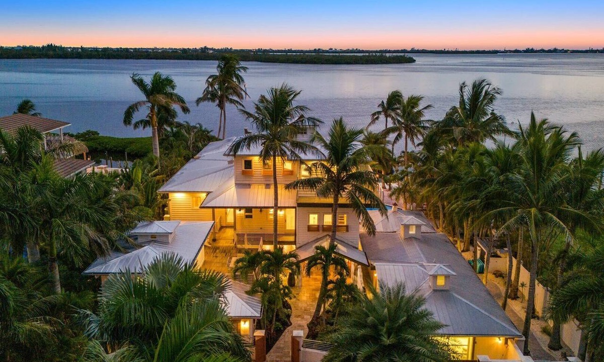 Whitney Beach House | Sarasota Bay Luxury Retreat | Sleeps 19 w/Pool, Spa & Waterfront Views