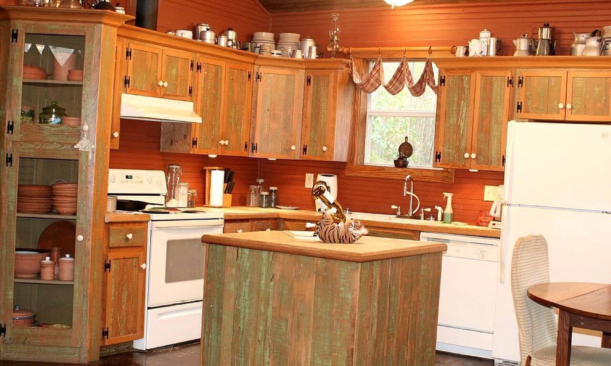 Roxie Cabin | Secluded Forest Cabin Rental with Seasonal Pool near Natchez, Mississippi