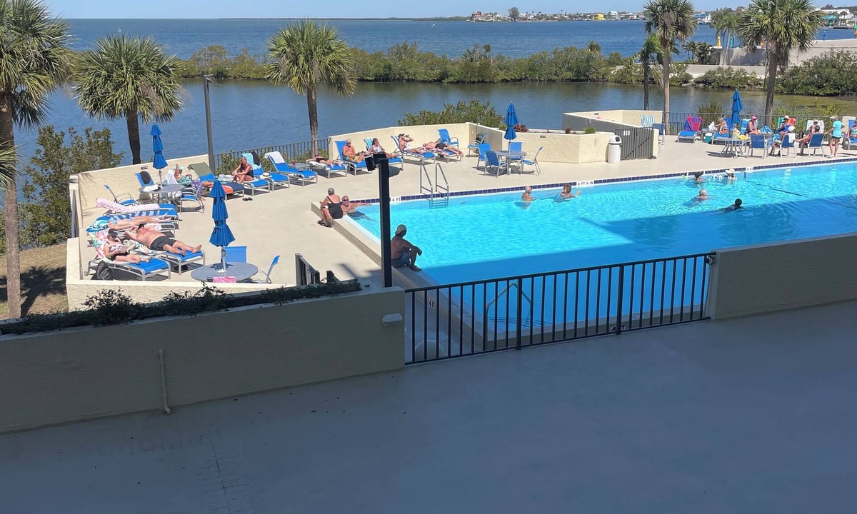 Hudson Condo | Sept-Jan Discounts Beautiful Modern Gulf-Front Condo Sleeps 4+ Hudson, FL.