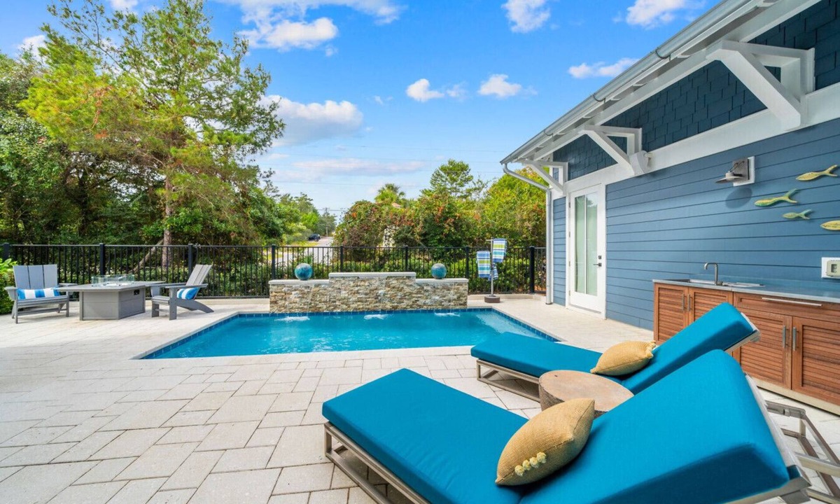Lakeside at Blue Mountain Beach House | Serenity Blu – 5 Minute Walk to Beach, Private fenced in patio
