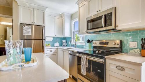 Truman Annex Apartment | Shipyard Treasure by AvantStay