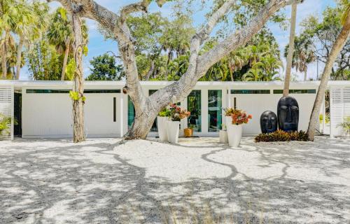 Siesta Key House | Siesta Key Beach - Sauna - Heated Saltwater Pool - Family & Pet Friendly - Fenced in Back Yard - Beach Gear & Beach Bikes Included -Zachs Private Beach House