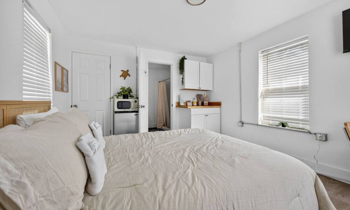 South Pensacola Cottage | Simple & Affordable Studio minutes from NAS