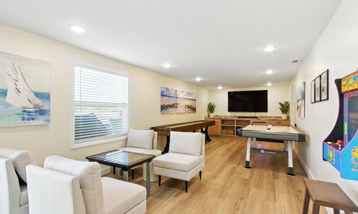 Gibsonton House | Sleeps 12, Boat dock, Game Room, East Tampa Escape