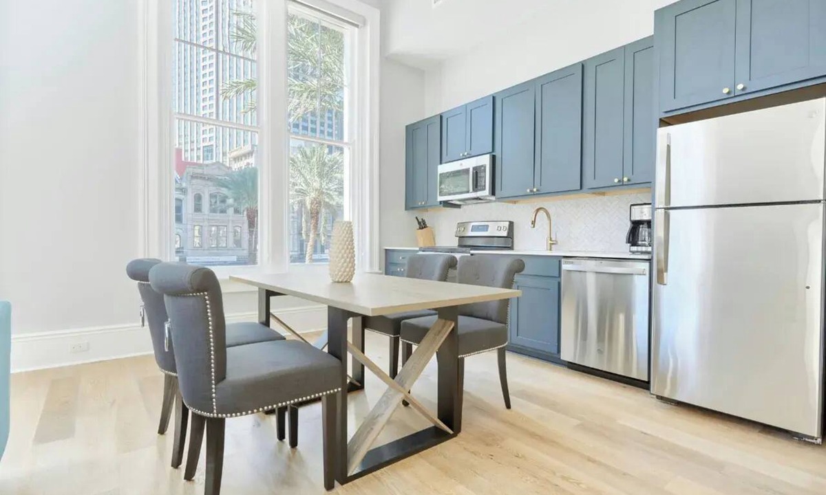 French Quarter Hotel | Sleeps 26 + Stylish Suites | Steps to French Quarter + Bourbon | The Harlequin