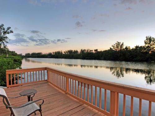Siesta Key House | Small and Quiet Lakefront Resort on Siesta Key W/Heated Pool and Kayaks