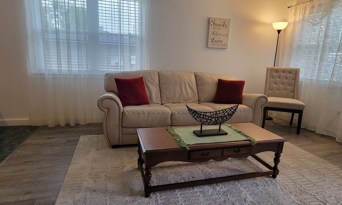 Loxley House | Small house inside the City of Loxley. Big yard. Sage and calm neighborhood