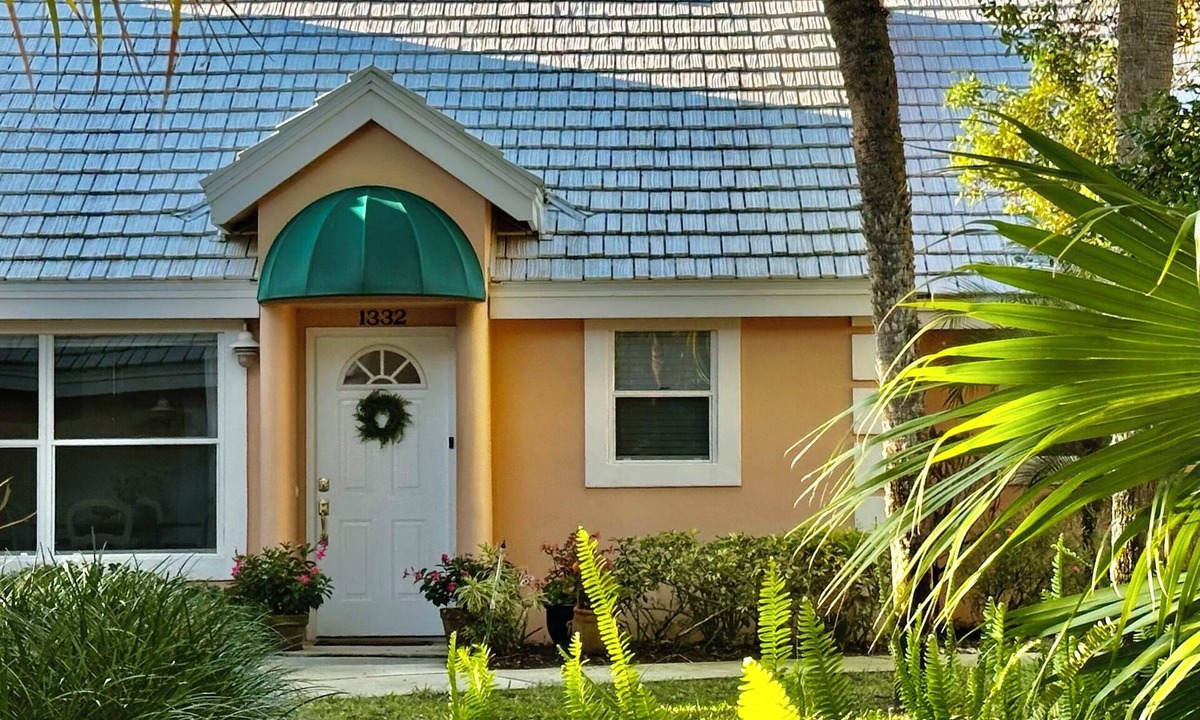 Coralstone Condo | Snowbirds: Vero Beach Charming “Cottage Condo”. Close to beach. Free Cleaning!