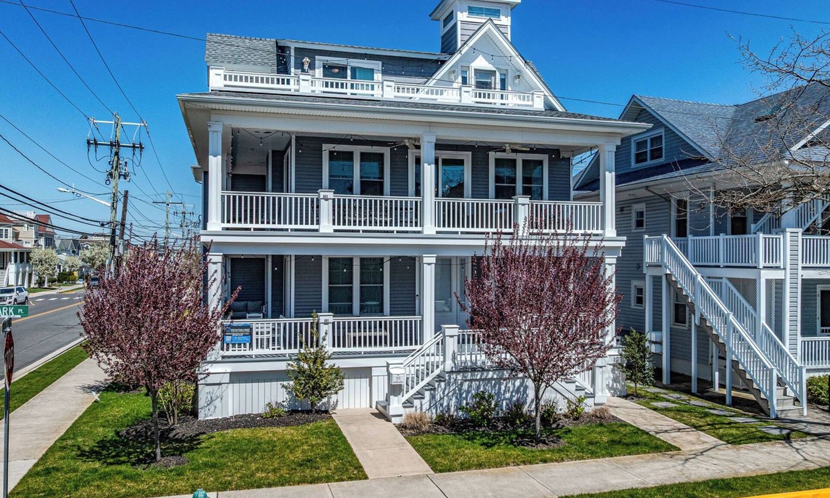 North End Condo | SPACIOUS 11+ BR, 8 ensuites, 12 bath, sleeps 35! Beach tags included