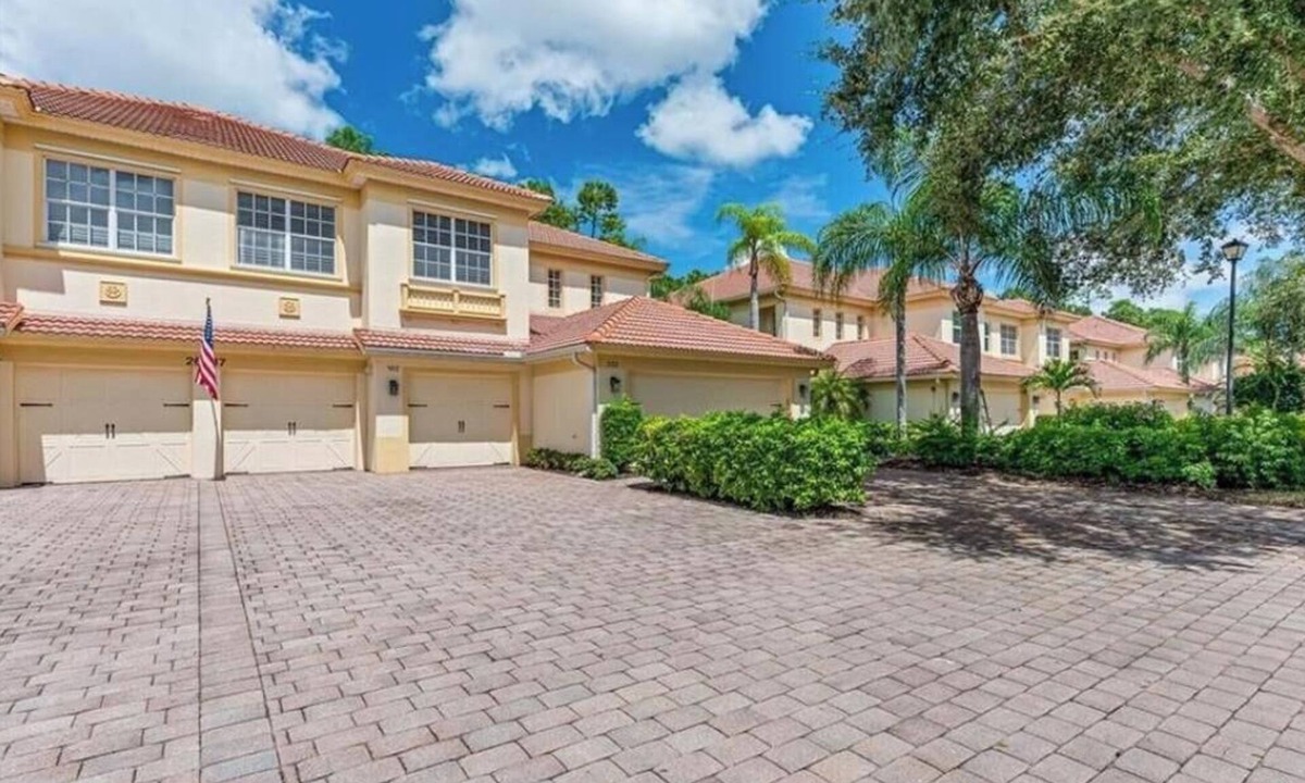 Bonita Springs Condo | Spacious 2nd Floor 3 Bed Rm Coach Home w/Long Lake View - Close to Beaches