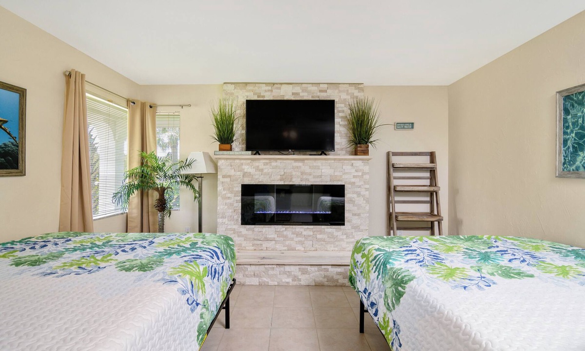 Siesta Isle Hotel | Spacious 3 Bed Poolside Suite with Full Kitchen in Sunny Fort Myers Beach