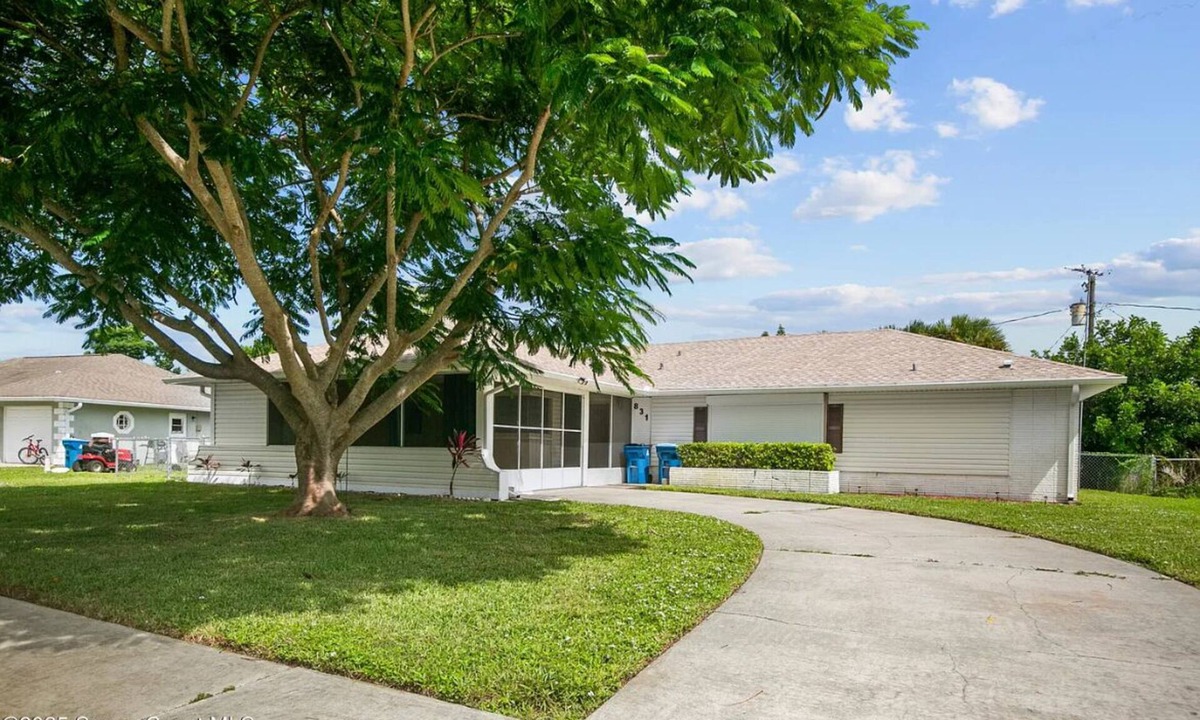 Interchange Square House | Spacious 3 bedroom 1.5 bath house in sunny Palm Bay with AC