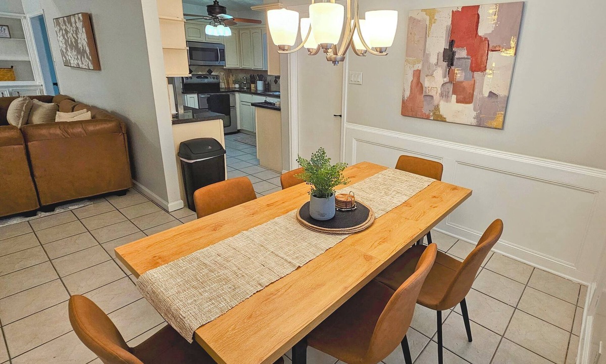 Spring House | Spacious 4-bedroom 2-bath POOL HOUSE fully fenced