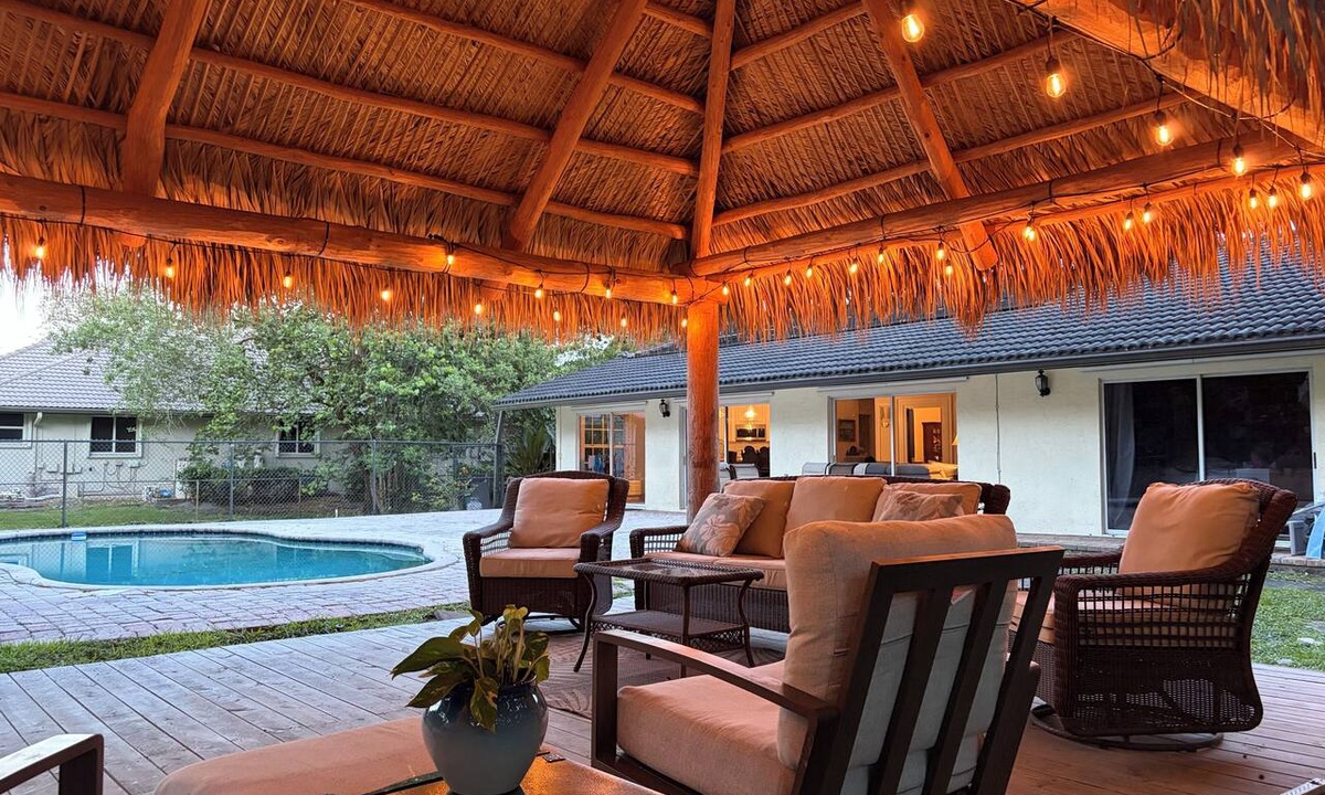 Davie House | Spacious 4-bedroom house Pool and Tiki Hut in adorable Davie 20 Min to World Cup
