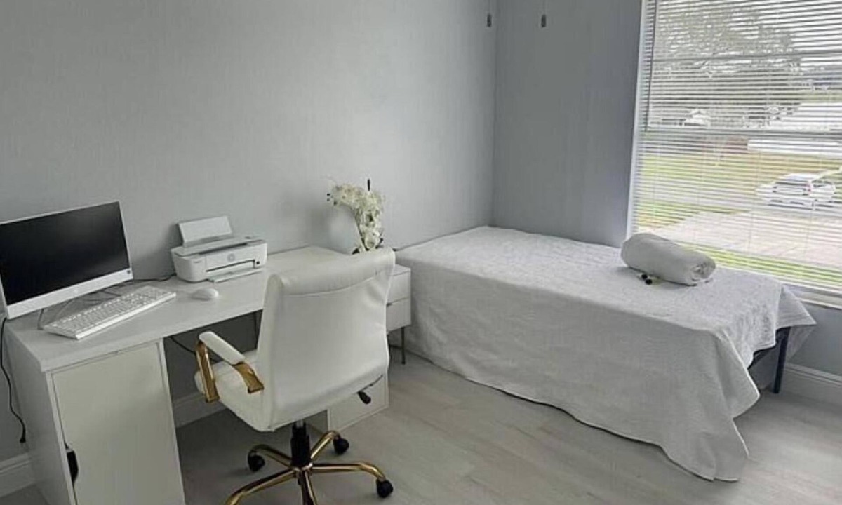 Bearss Plaza House | Spacious 4-bedroom townhome in fantastic Lutz with AC