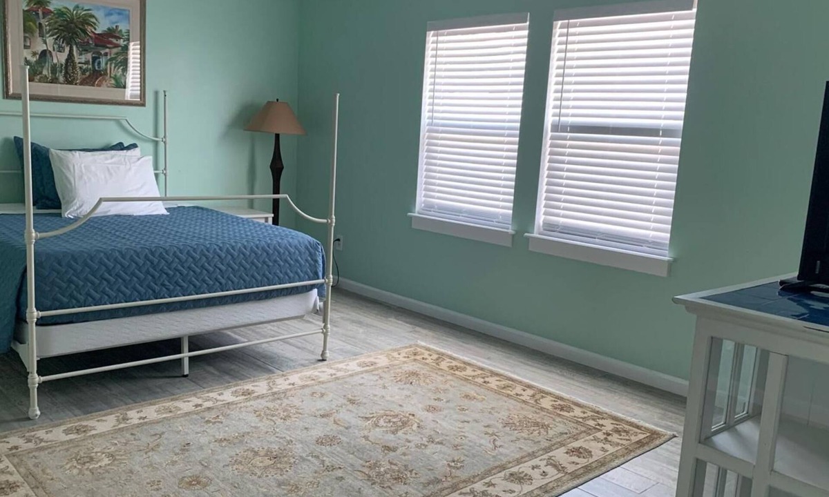 Isle of Palms House | Spacious 4-bedroom house in enchanting Jacksonville with WiFi, AC