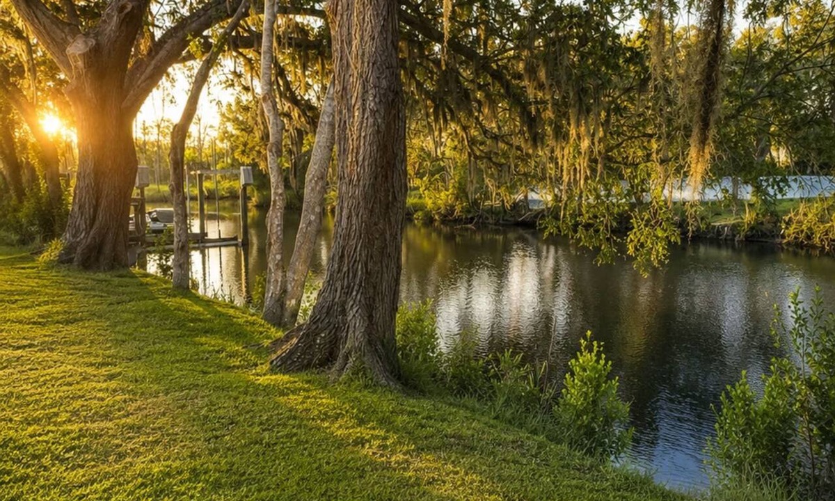 Crystal Shores House | Spacious 5-bedroom Canal Retreat in Beautiful Crystal River, FL with Gym