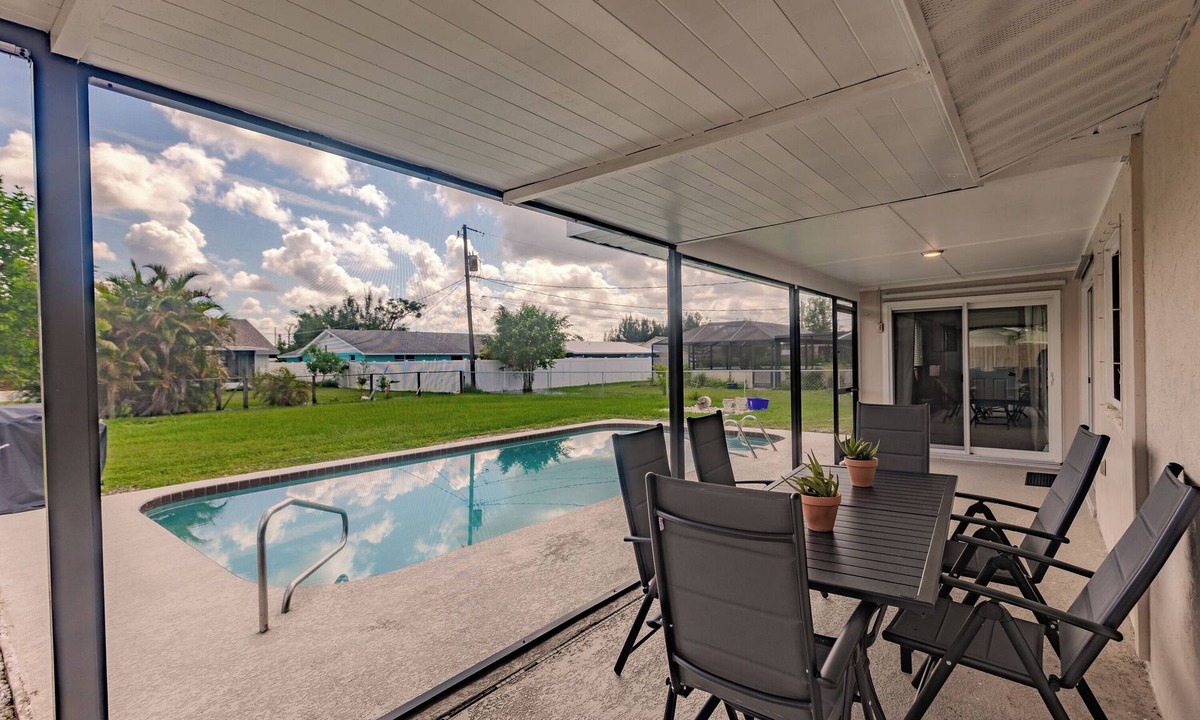 Englewood House | Spacious Backyard & Pool Retreat - 5 Mins to Beach