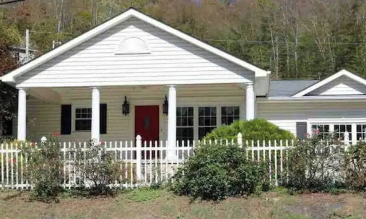 East Point House | Spacious Colonial Home with Sunroom, Jacuzzi & Single-Level Living